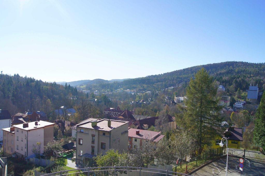 Farys - centrum Krynicy na wzgórzu wśród ciszy ze wspaniałymi tarasami widokowymi, sauna, jacuzii, siłowna, prywatny parking Krynica-Zdrój Exterior foto